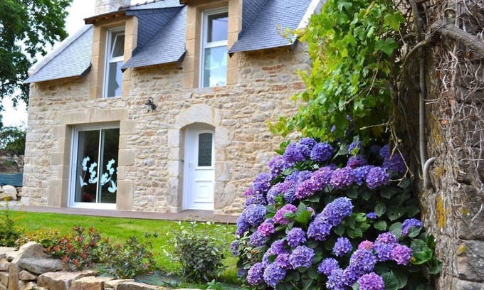 Baden House | Holiday Home 'A La Ferme Du Cosquer' with Private Terrace, Private Garden and Wi-Fi