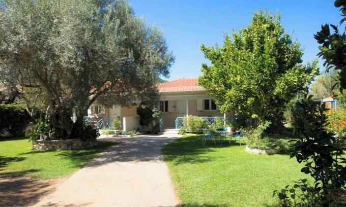 Agios Ioannis House | Holiday Home 'Aelia House - Elia' with Mountain View, Wi-Fi and Air Conditioning