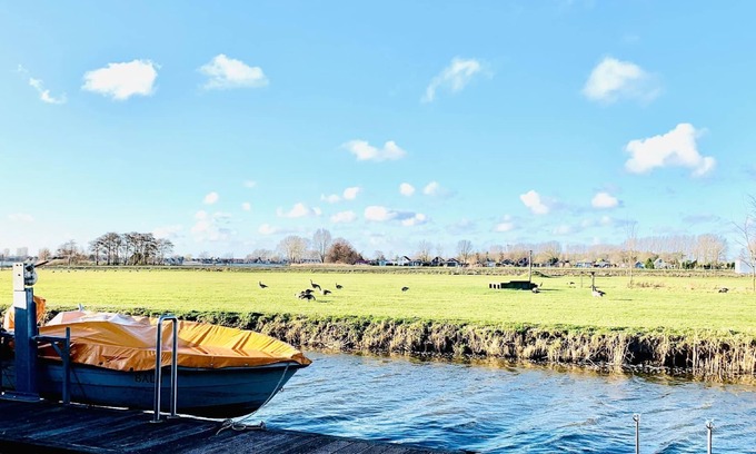 Onderdijk House | Holiday home Balu with own walkway directly on the water IJsselmeer .