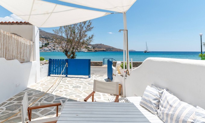 Mpatsi House | Holiday Home 'Bebas Studio A' with Sea View, Wi-Fi and Air Conditioning