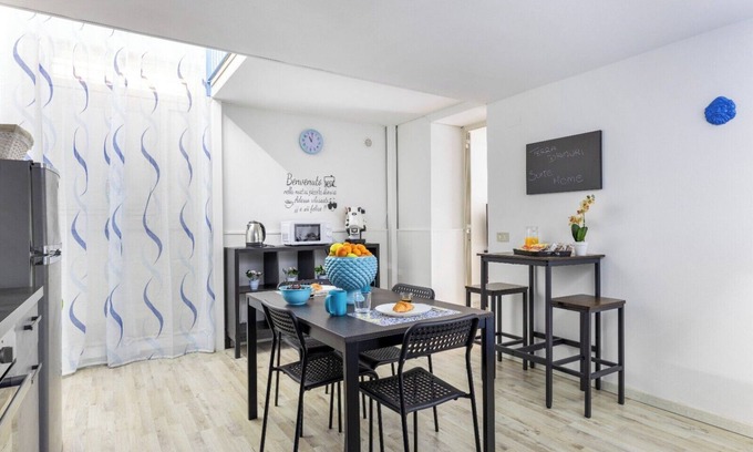 Borgo-Sanzio House | Holiday Home 'Blu Home' with Wi-Fi and Air Conditioning