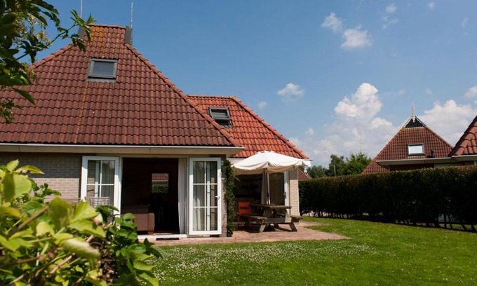 Eernewoude House | Holiday Home Bungalowpark It Wiid by Interhome