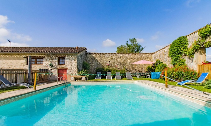 Monflanquin House | Holiday Home 'Côté Four' with Shared Pool, Garden, Terrace & Wi-Fi