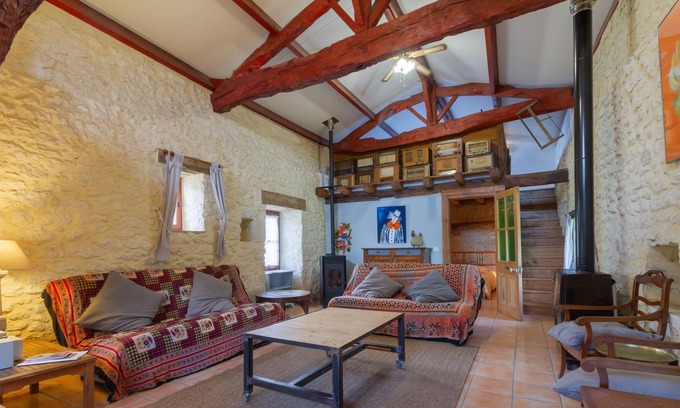 Monflanquin House | Holiday Home 'Côté Grange' with Shared Pool, Terrace, Garden & Wi-Fi