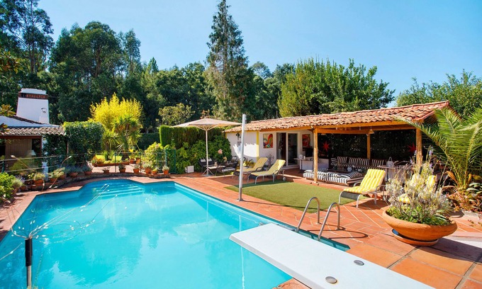 Nossa Senhora do Pranto House | Holiday Home "Casa Do Campo Dornes Um" with Shared Pool, Shared Garden & Wi-Fi