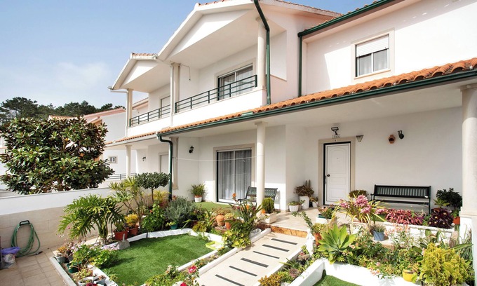 Nazare House | Holiday Home 'Casa Da Cândida' with Mountain View, Private Terrace and Wi-Fi