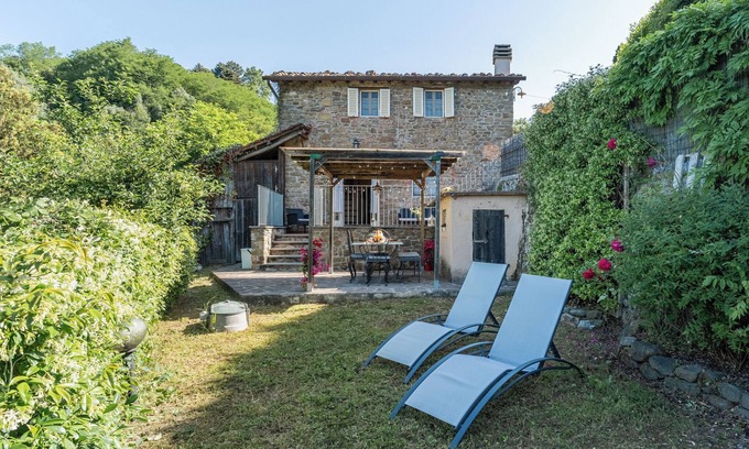 Villabuona House | Holiday Home 'Casa Di Laino' with Private Terrace, Wi-Fi and Air Conditioning