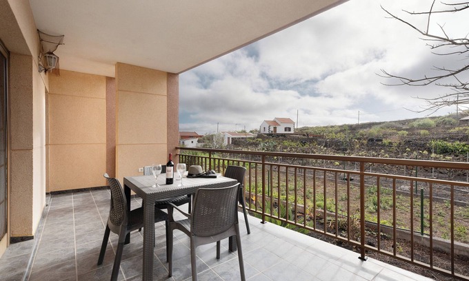 Echedo House | Holiday Home 'Casa Girdana' with Sea View, Private Terrace and Wi-Fi