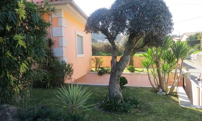 Lanhelas House | Holiday Home 'Casa Portela' with Mountain View, Private Garden and Wi-Fi