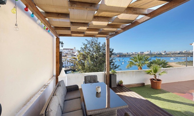Ferragudo House | Holiday Home 'Casa Vista Rio' with Sea View, Wi-Fi and Air Conditioning