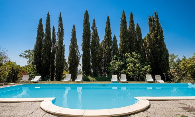 Piancastagnaio Villa | Holiday Home 'Casale I Cascetti' with Pool, Garden & Wi-Fi
