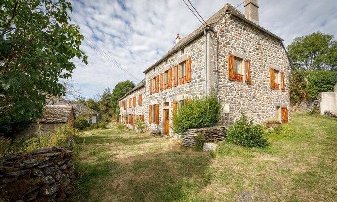 Valuejols House | Holiday Home 'Chez Félicie' with Private Terrace and Shared Garden