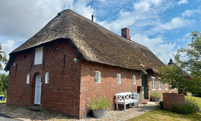 Dagebuell House | Holiday Home 'Deichkate' – Vacation in a Historic Monument with Panoramic Views