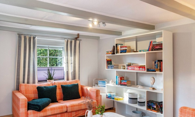 Dornum House | Holiday Home 'Deichperle Tini' with Shared Terrace and Wi-Fi