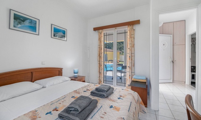 Agios Ioannis House | Holiday Home 'Dioni' with Mountain View, Wi-Fi and Air Conditioning