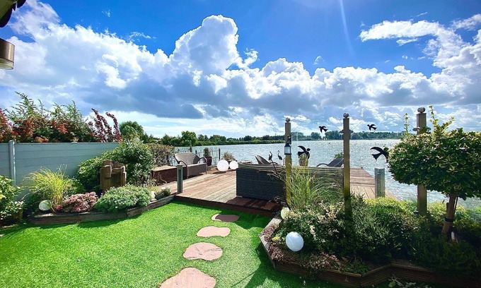 Onderdijk House | Holiday home directly on the lake