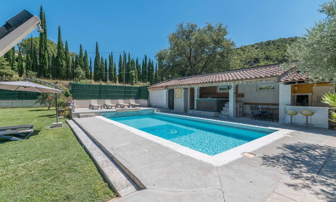 Oppede House | Holiday Home 'Domaine Du Courroussouve' with Mountain View, Wi-Fi and Air Conditioning