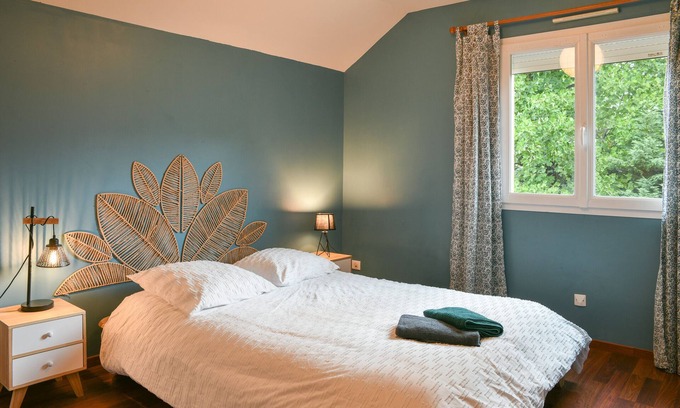 Aix-les-Bains House | Holiday Home 'Du Grand Port' with Balcony, Wi-Fi and Air Conditioning