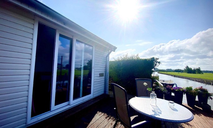 Onderdijk House | Holiday home Ela in Wervershoof with wood-fired barbecue, garden and terrace with access to the water