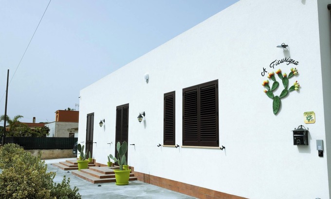 Marsala House | Holiday Home 'Ficurigna' with Private Garden, Wi-Fi and Air Conditioning