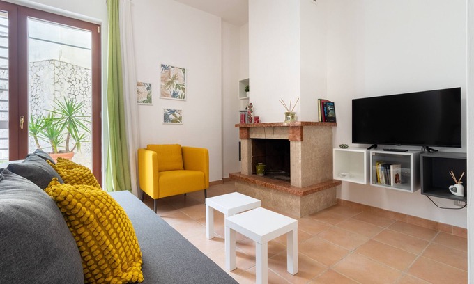 Adelfia House | Holiday Home 'Fiordiloto Apartment' with Private Terrace, Wi-Fi and Air Conditioning