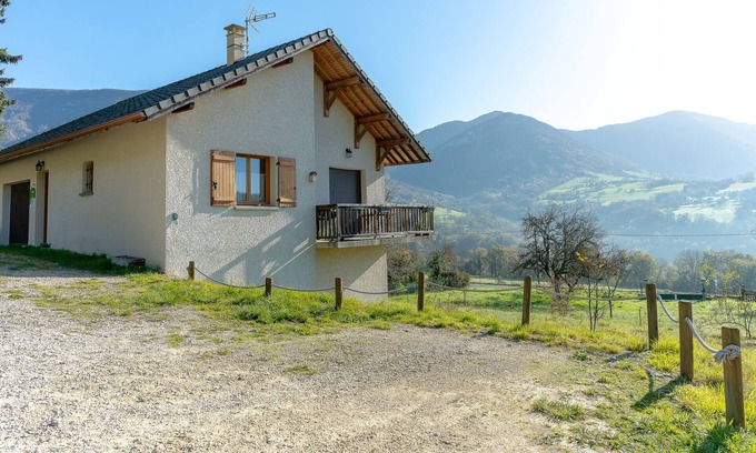 Saint-Jean-dʼArvey House | Holiday Home 'Superbe Maison Pour 6 Personnes' with Mountain View, Garden and Wi-Fi