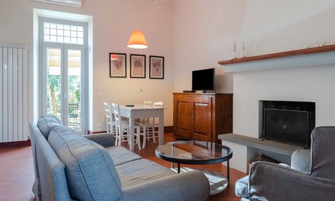Cortona Apartment | Holiday Home 'Frantoio 4 Superior' with Shared Pool, Wi-Fi and Air Conditioning