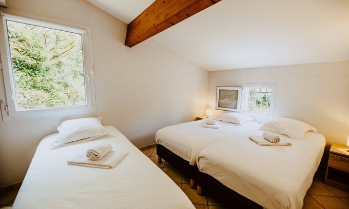 Vals-les-Bains Apartment | Holiday Home 'Gite Villa T3' with Shared Pool, Wi-Fi and Air Conditioning