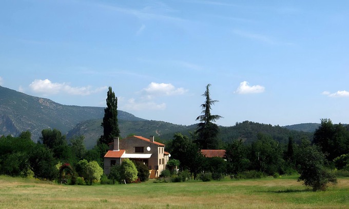 Sahorre House | Holiday Home 'Gîte Le Chant Des Oiseaux' with Mountain View, Wi-Fi and Air Conditioning