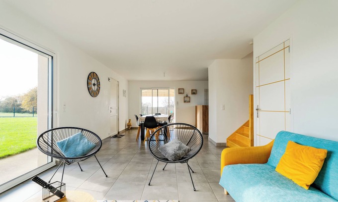 Corseul House | Holiday Home 'Gite Les Portes De Montafilan' with Private Terrace and Garden