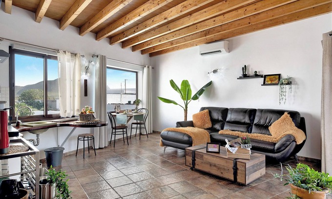Teguise House | Holiday Home 'Guenia I' with Mountain View, Wi-Fi and Air Conditioning