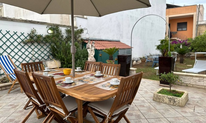 Botrugno House | Holiday Home 'Il Giardino Di Violetta' with Private Garden and Air Conditioning