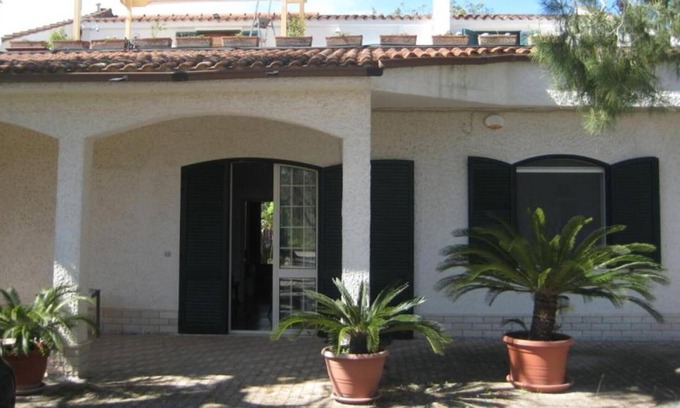 Aradeo House | Holiday Home "Il Noce" with Private Terraces, Wi-Fi & Air Conditioning