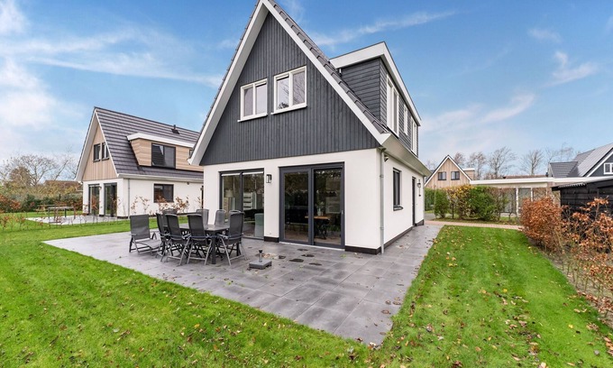 De Koog House | Holiday Home in De Koog with Sauna and Garden