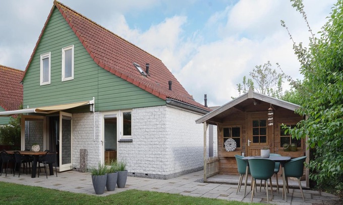 Wemeldinge House | Holiday Home in Quiet Park with Garden