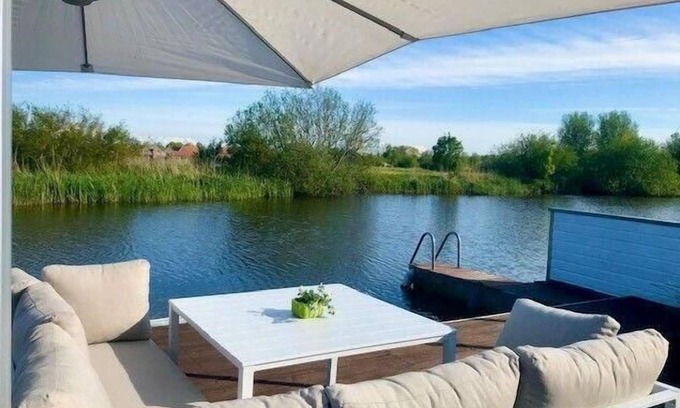 Onderdijk House | Holiday home in Wervershoof with terrace and garden