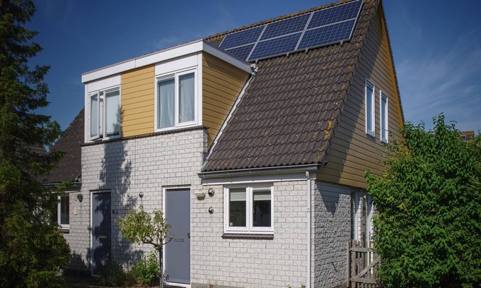 Wemeldinge House | Holiday Home in Zeeland with Spacious Garden