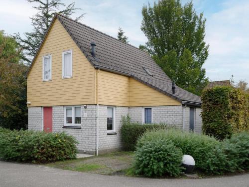 Wemeldinge House | Holiday Home in Zeeland with Garden Terrace