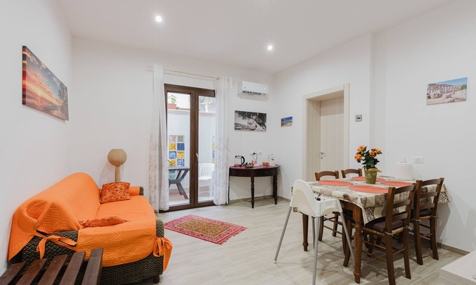 Castelvetrano House | Holiday Home 'Iris Castelvetrano' with Wi-Fi and Air Conditioning