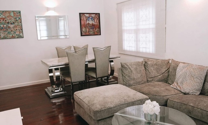 St. George's House | Holiday Home is a beautiful house located close to the city centre of St George