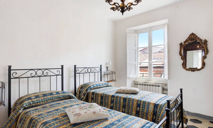 Castelnuovo Magra House | Holiday Home 'Casa Di Luciana' with Balcony and Wi-Fi