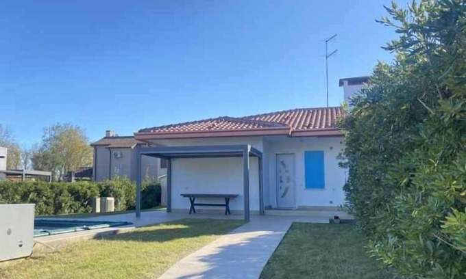 Isola Albarella House | Holiday home Semi-detached house with swimming pool