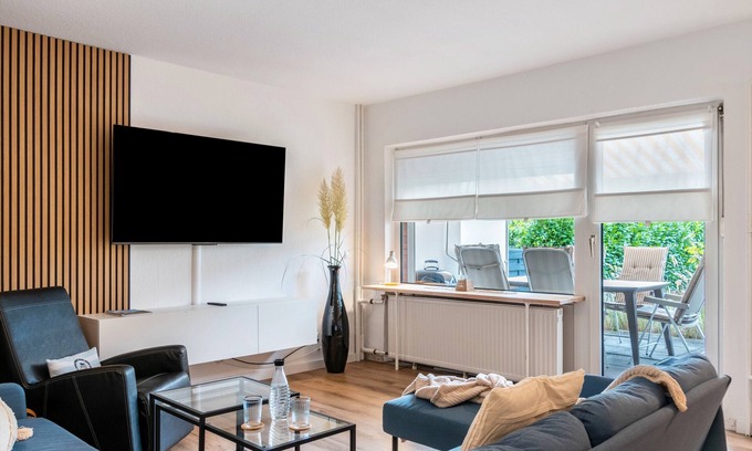 Neuengroden House | Holiday Home 'Kuh' with Shared Terrace, Balcony and Wi-Fi