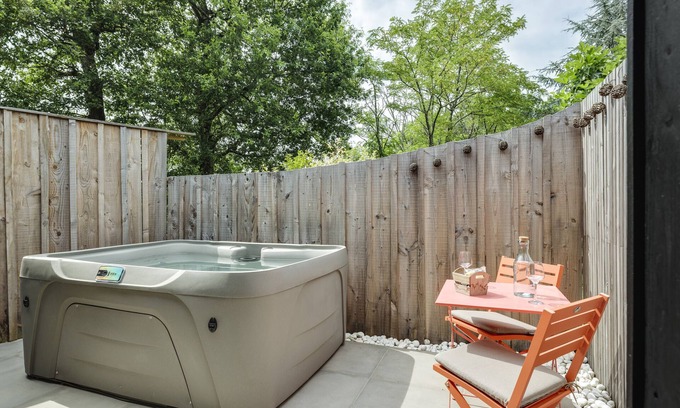 Quinsac House | Holiday Home 'L'Entre 2' with Private Terrace and Air Conditioning