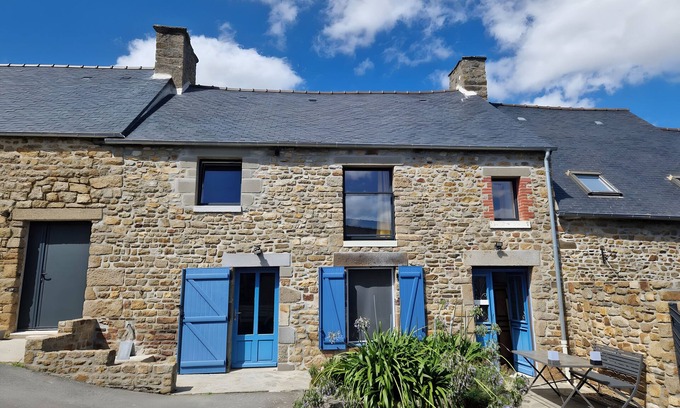 Roz-sur-Couesnon House | Holiday Home 'Les Hortensias' with Private Terrace, Wi-Fi and Air Conditioning