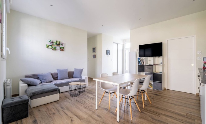 Gourhel House | Holiday Home 'La Baraque' with Private Terrace, Private Garden and Wi-Fi