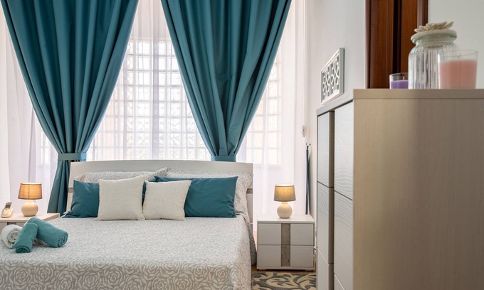 Castelvetrano House | Holiday Home La Casa di Arianna with Garden, A/C & Wi-Fi