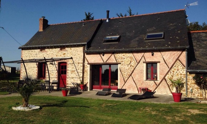 Segre-en-Anjou-Bleu House | Holiday Home 'La Chlogaro' with Private Pool, Private Terrace and Private Garden