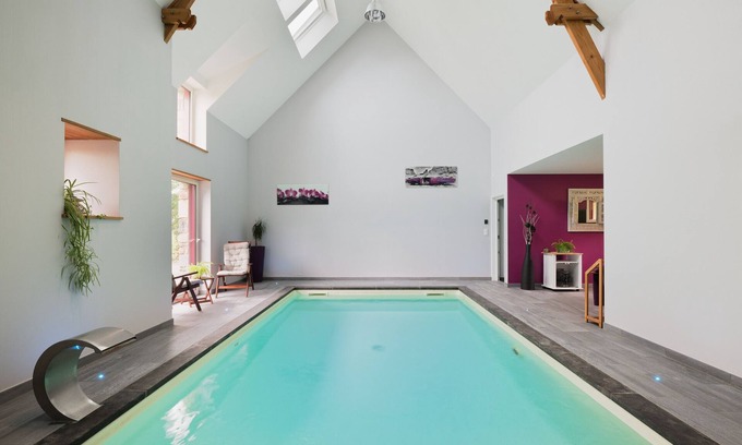 Reminiac House | Holiday Home 'La Clémençaie' with Private Terrace, Private Garden and Wi-Fi