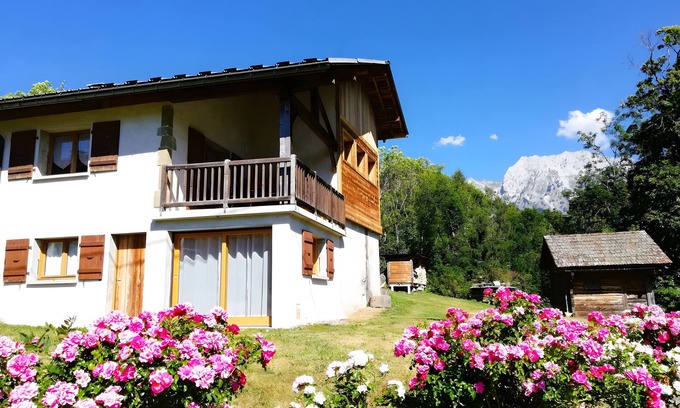 Manigod House | Holiday Home 'La Clé Des Champs' with Mountain View, Private Terrace and Wi-Fi